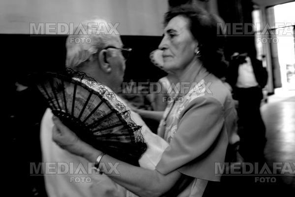 Pensionarii aradeni s-au simtit ca la 20 de ani!