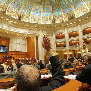 Functionarii publici cer majorarea salariilor cu 50%