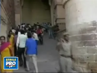 Carnagiu in vestul Indiei:cel putin 90 morti intr-o busculada la un templu