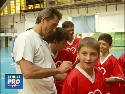 Sunt vindecati si au jucat fotbal alaturi de idolul lor, Gica Popescu