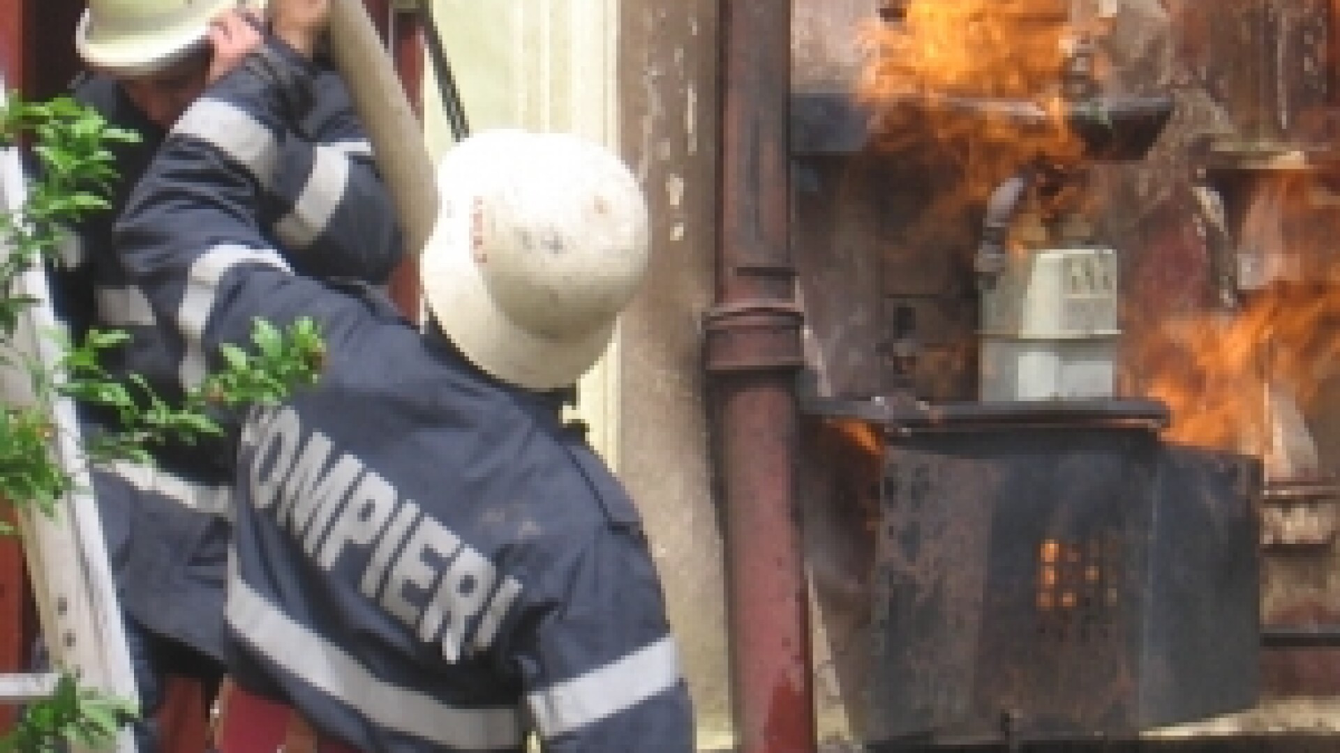 O fabrica de mobila a ars din temelii la Reghin