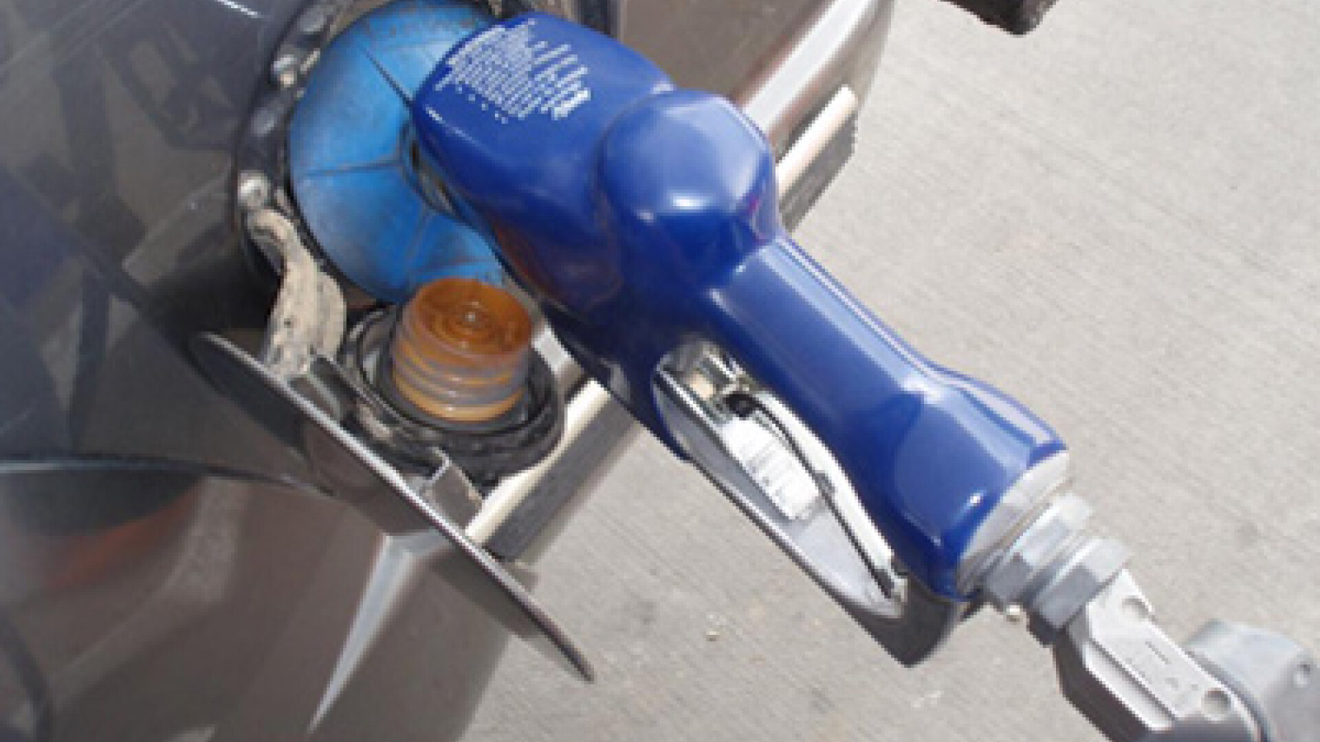 Doi tineri au fost surprinsi de politisti cand furau motorina dintr-un TIR