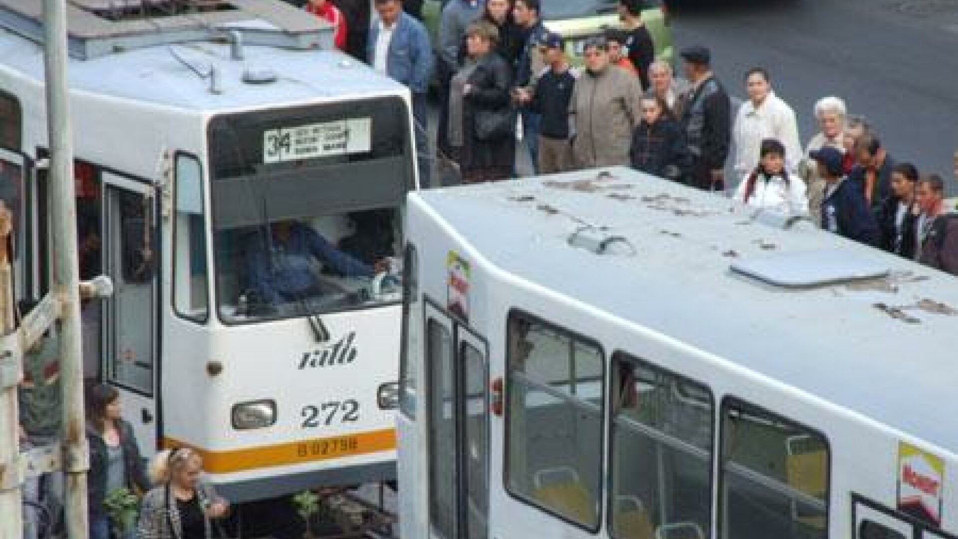 N-ai loc, ia-o pe linia de tramvai!