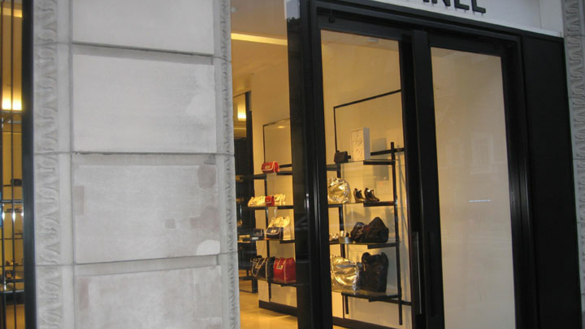 Criza economica. Englezii isi schimba dieta, francezii garderoba