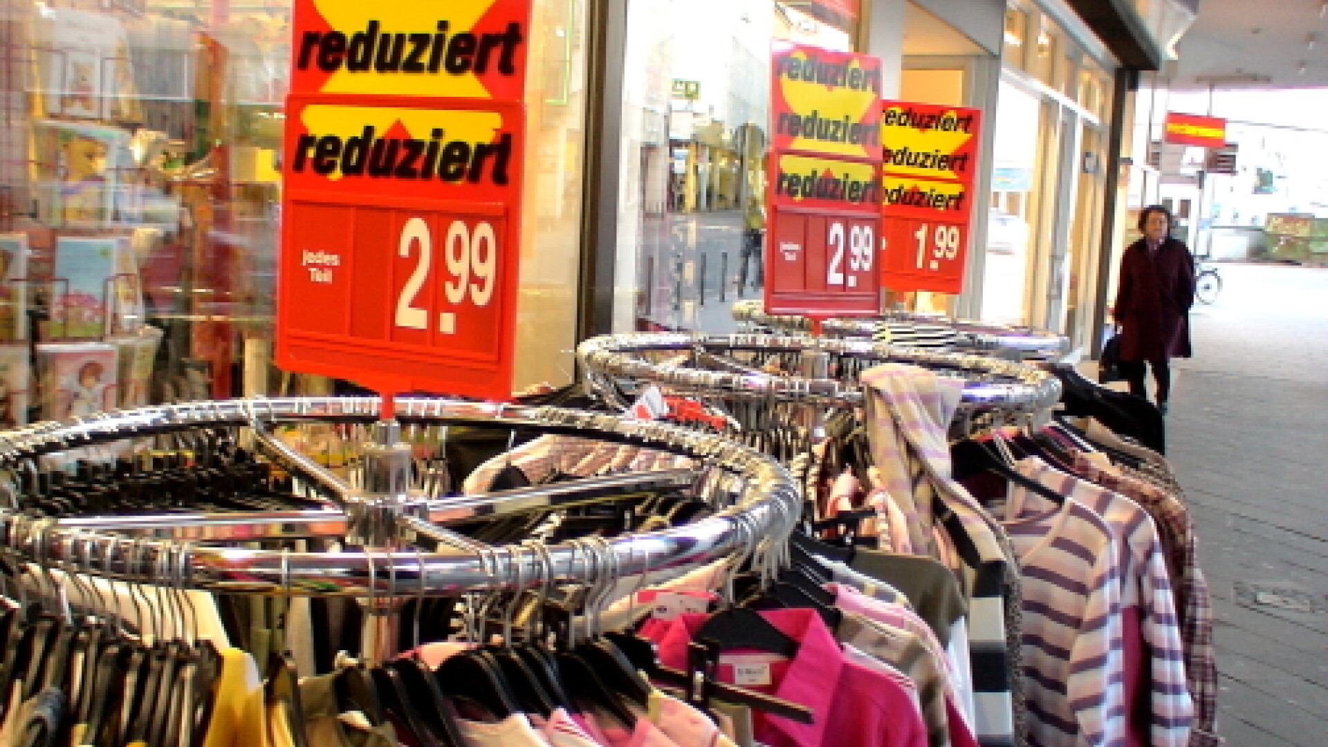 Minor roman, trimis la furat in magazinele de haine din Austria!