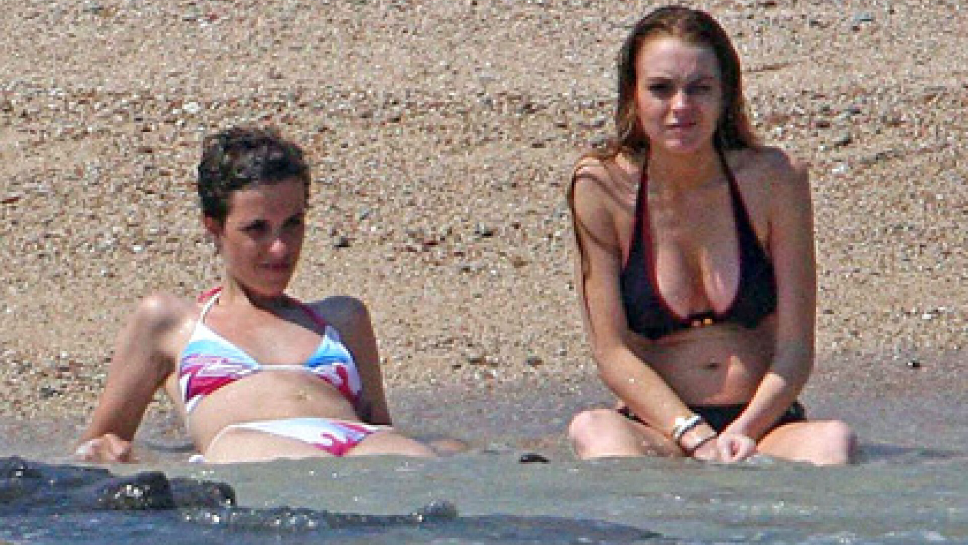 Lindsay Lohan si Samantha Ronson la plaja, in Mexic