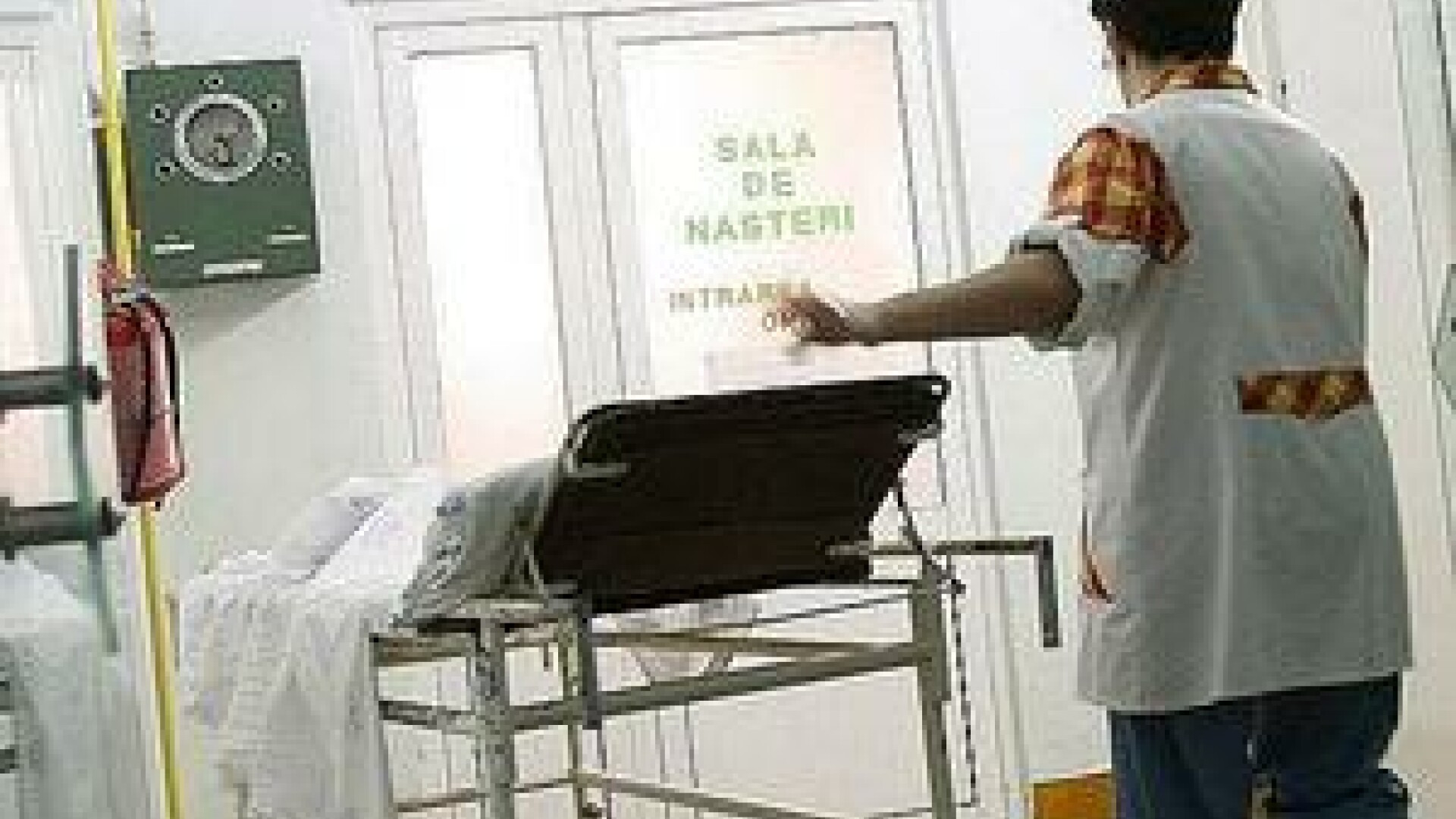 O asistenta ii acuza de malpraxis pe medicii maternitatii Bucur