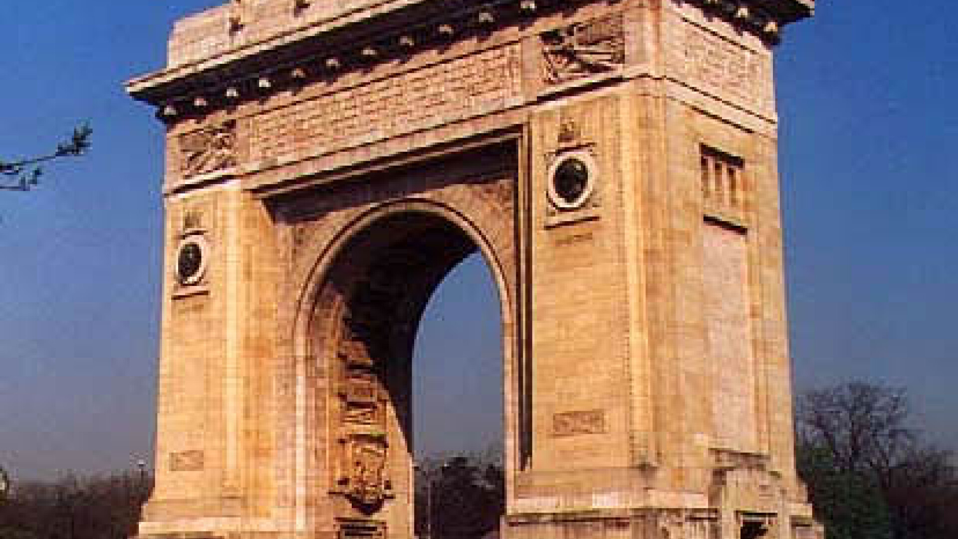 Arcul de Triumf, iluminat in roz ca simbol al luptei impotriva cancerului