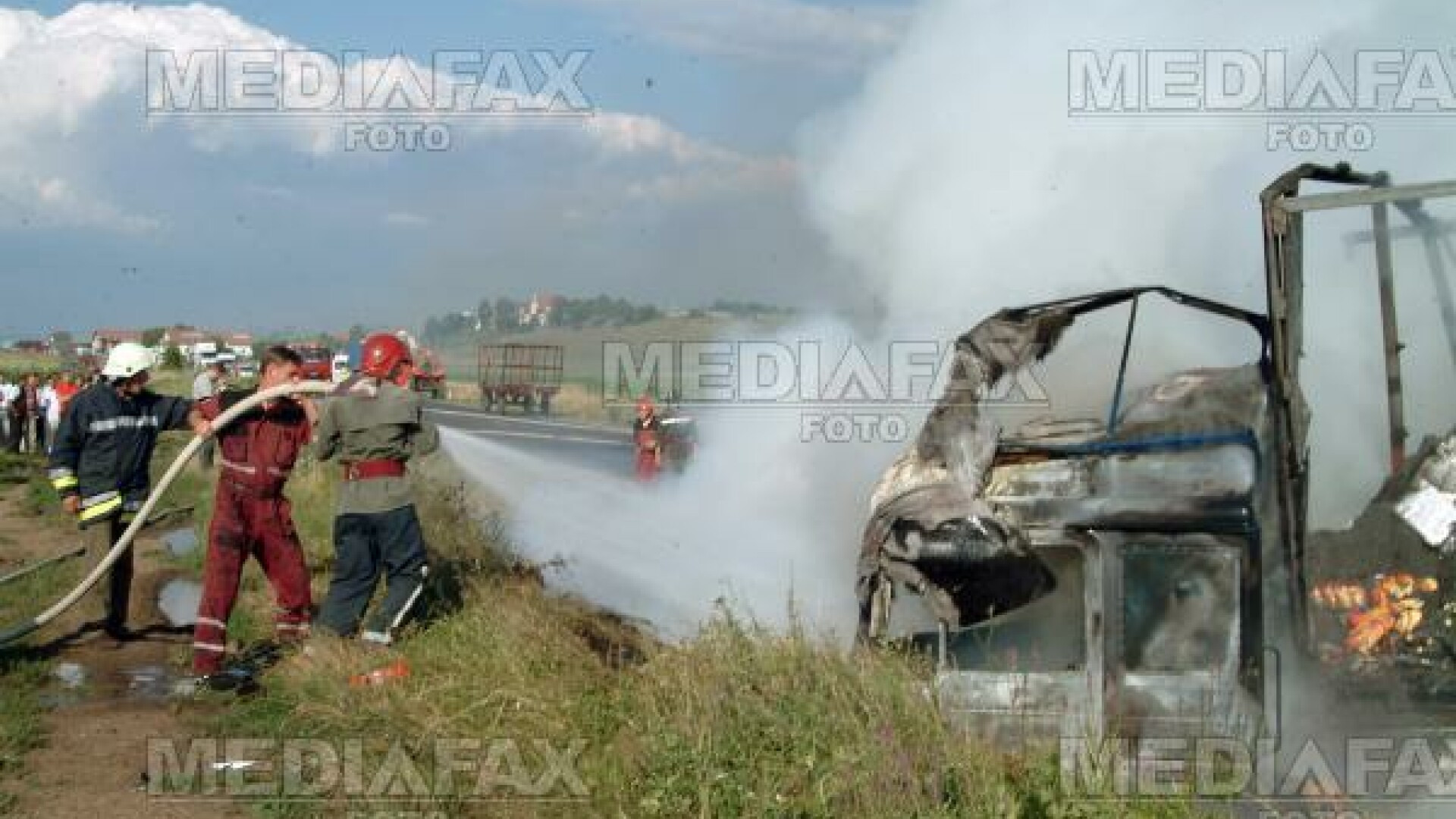 Satu Mare: o masina s-a facut scrum, dupa ce s-a tamponat cu un microbuz