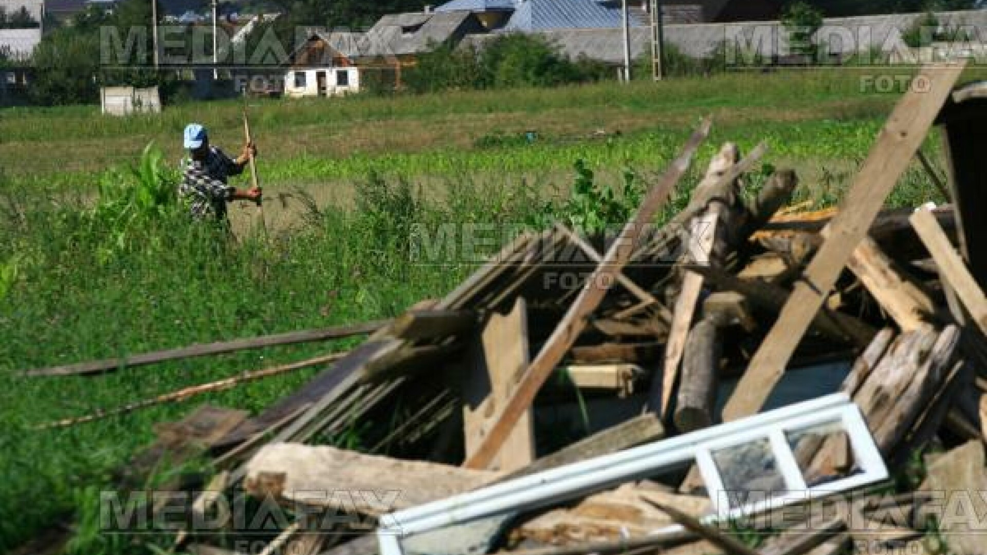 O femeie vrut sa isi dea foc in fata primariei din Dumbravesti