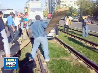 N-ai loc, ia-o pe linia de tramvai!