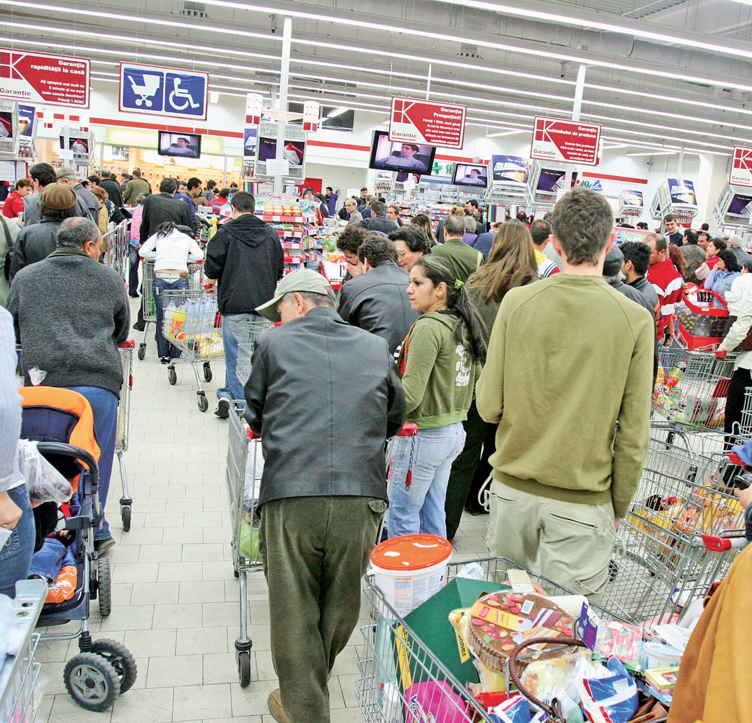 Romanii, mana sparta la cumparaturi!