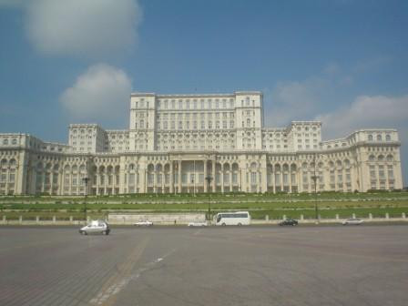 Senatorii si deputatii si-au votat pensii mai mari, pe furis