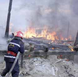 Ploiesti: un incendiu violent a lasat pe drumuri o familie cu opt copii