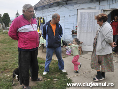 O familie din Cluj traieste intr-un cimitir!