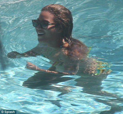 Beyonce nu se desparte de inelul cu diamant nici macar la piscina