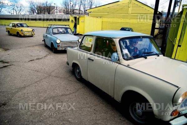 Doar 25 de soferi s-au intrecut in raliul masinilor de epoca