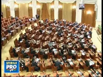 Senatorii si deputatii si-au votat pensii mai mari, pe furis