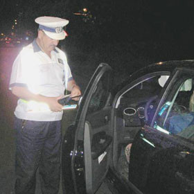 Doi frati beti, prinsi la volanul unei masini cu numerele expirate!