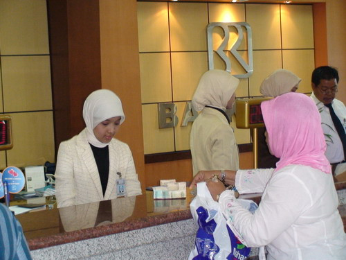 Britanicii se fac musulmani si isi depun economiile la bancile islamice