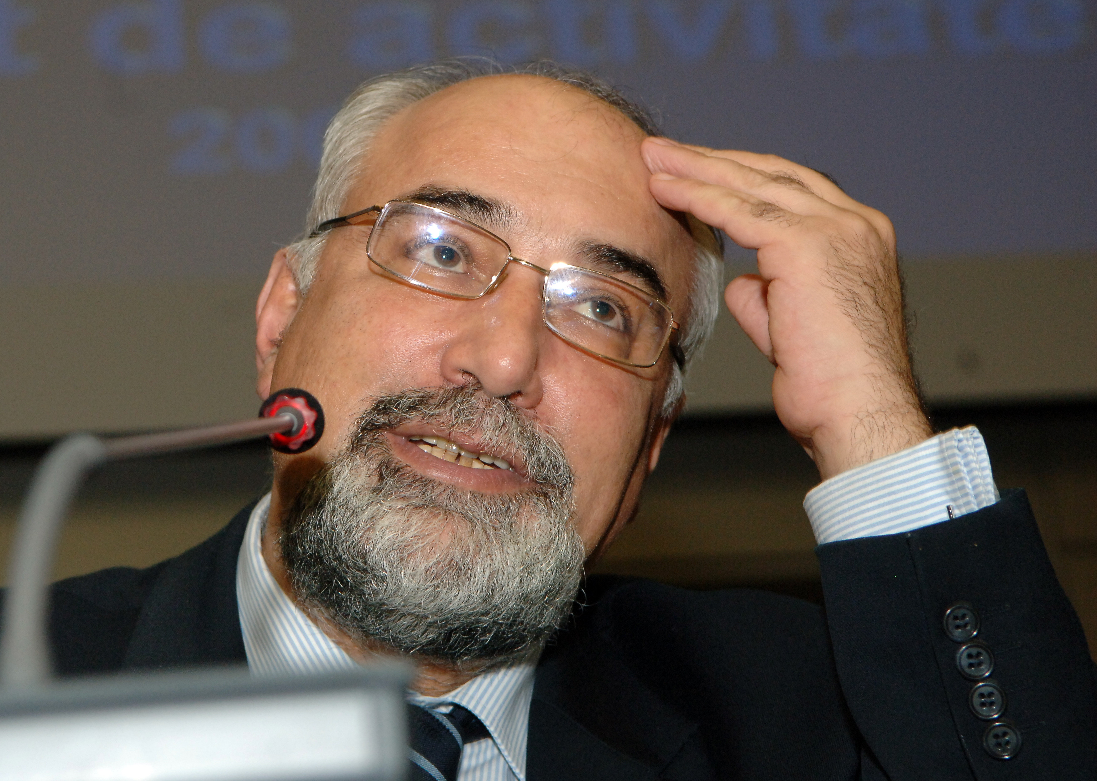 Senatul se pune scut in fata lui Vosganian si il scapa de urmarirea penala. Iohannis si Ponta au criticat votul din Parlament