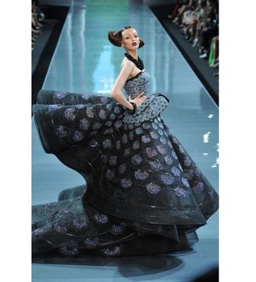 Adio, gri monoton! In sezonul toamna-iarna se poarta culorile vii!