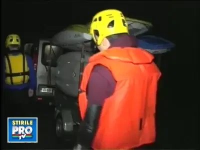 Amatori de rafting, salvati dupa ce au ramas blocati pe cursul apei!