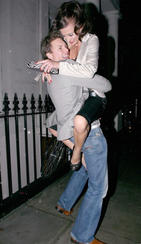 Cheeky Gabriela are inel nou! De logodna?