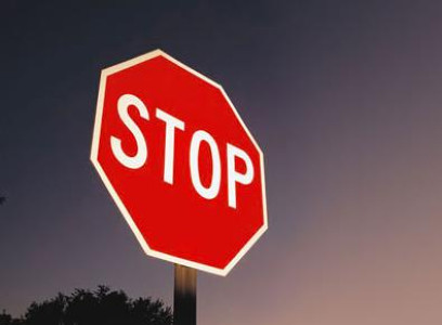 A iesit la plimbare cu un indicator rutier!