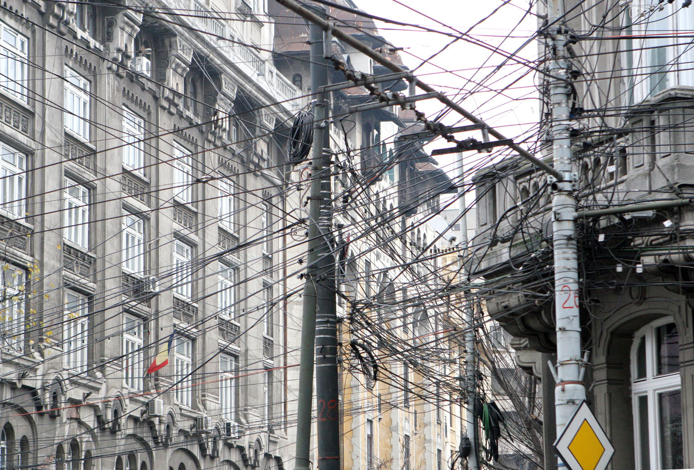 Furau cablurile de telefonie ca sa le vanda pentru cupru si plumb!