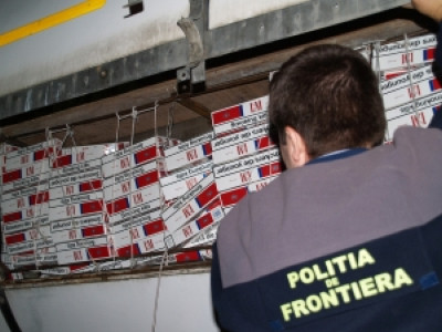Prins cu 5.000 de pachete de tigari ascunse in portbagaj
