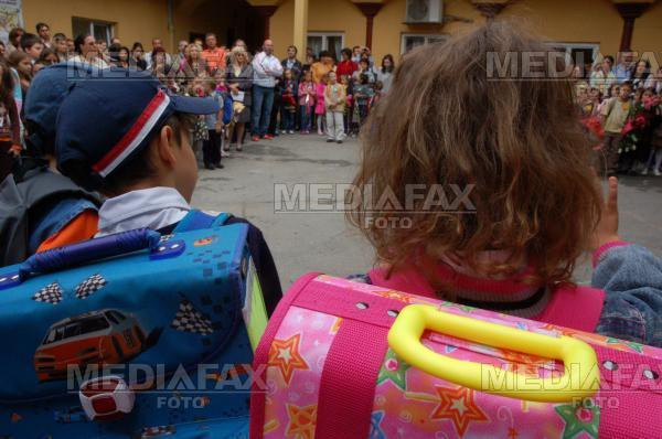 Merg la scoala in portbagajul unei masini! Asta daca au noroc!