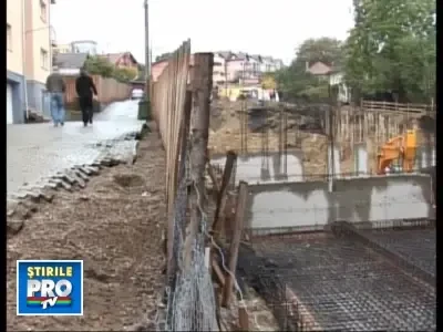 Constructor acuzat de mai multi clujeni pentru surparea unui drum