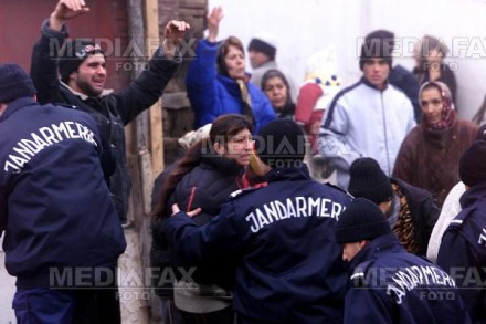 Bataie pe viata si pe moarte intr-o colonie de tigani de la marginea Devei