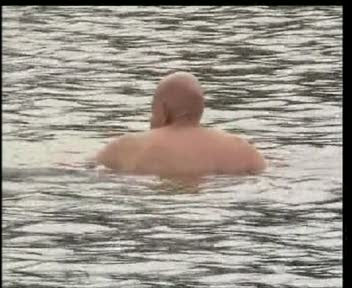 Traditie englezeasca: scaldat in apa rece sloi, "udat" cu brandy!