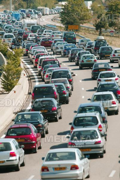 Doi politisti au murit, iar altul a fost ranit, intr-un accident produs pe DN 7, in Valcea