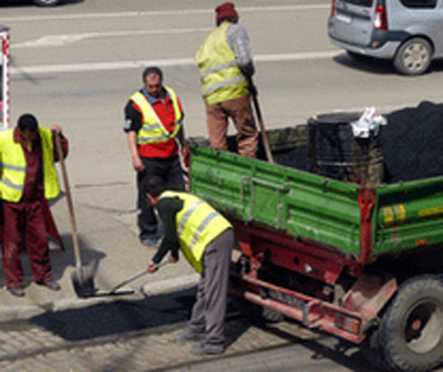 Razboi pentru asfalt in Micul Paris plin de gropi