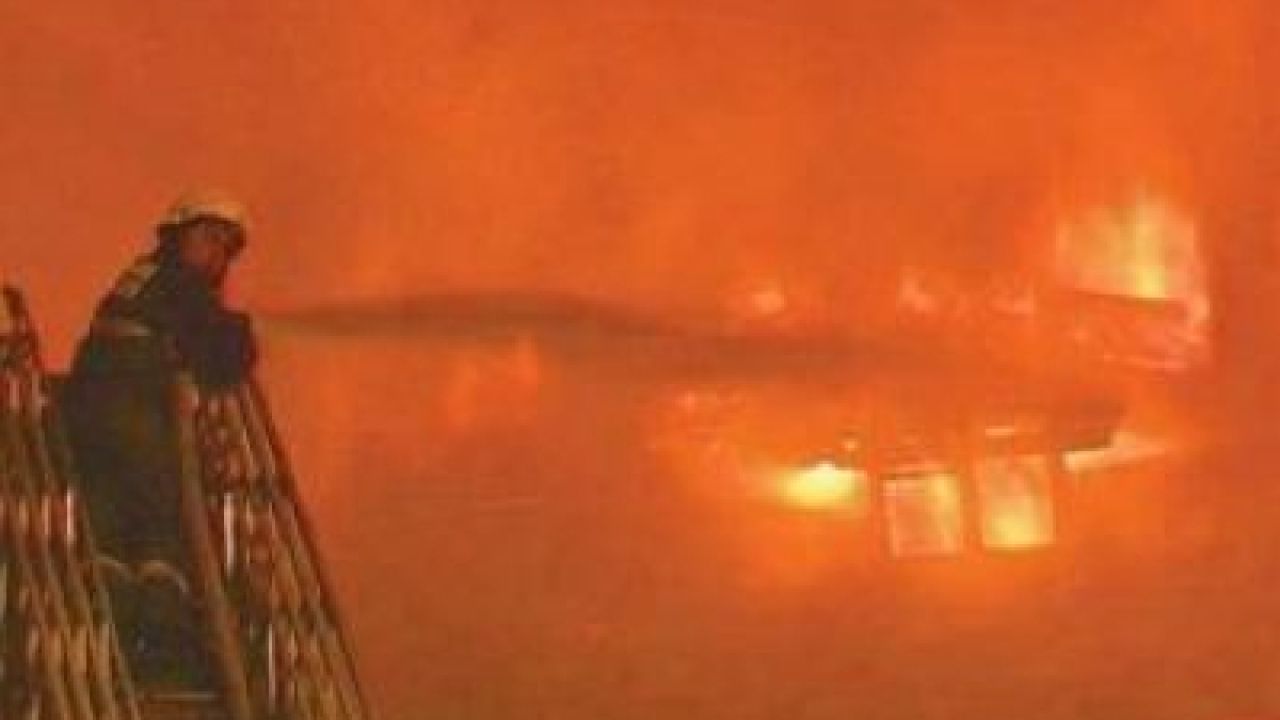 Două incendii de amploare în Caraș-Severin; pompierii acționează și cu elicoptere