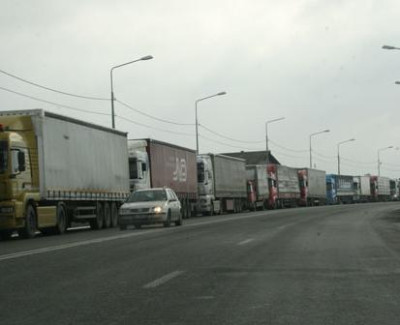 Soferi de TIR-uri luati la bani marunti de politisti pe soseaua Arad-Oradea