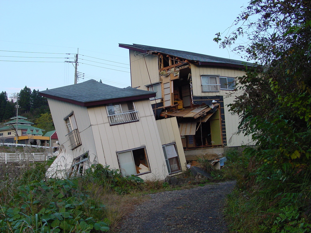 Asta da partaj! Au taiat casa in doua