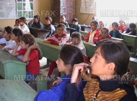 Invatatorul acuzat ca-si bate elevii, mutat la sat