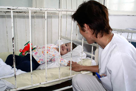 Satula de bataile iubitului, o aradeanca si-a parasit copilul de 11 luni