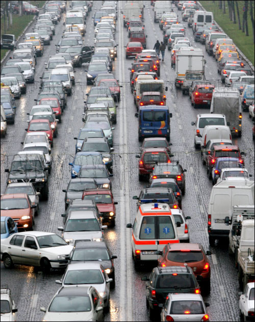 Strazi inchise si circulatie deviata duminica in Capitala