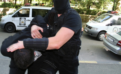 Indivizii care au furat 3500 de lei din casele unor batrane au fost prinsi