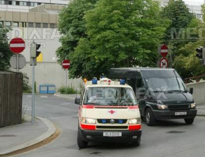 Calea de acces in Institutul Inimii din Cluj, blocata de o masina