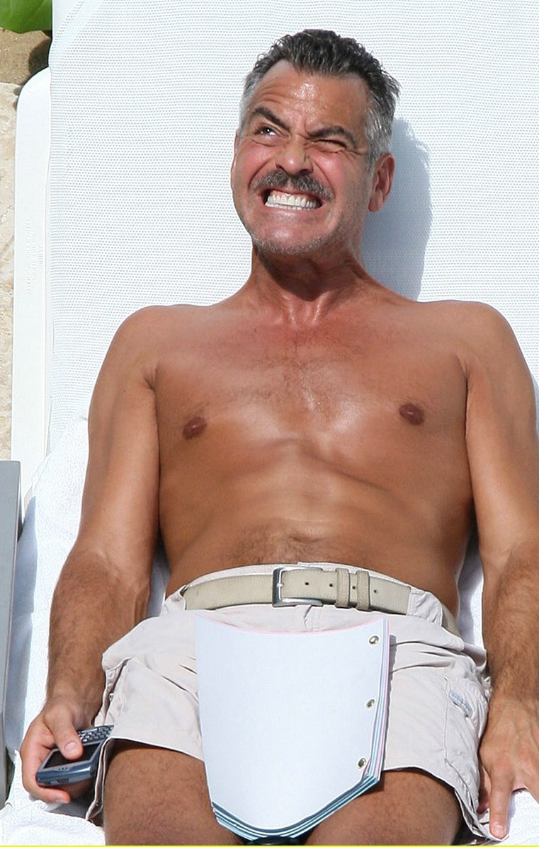 George Clooney se face inventator de chiloti!