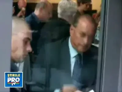 Berlusconi a vazut rosu in fata ochilor! Cravata lui Predoiu