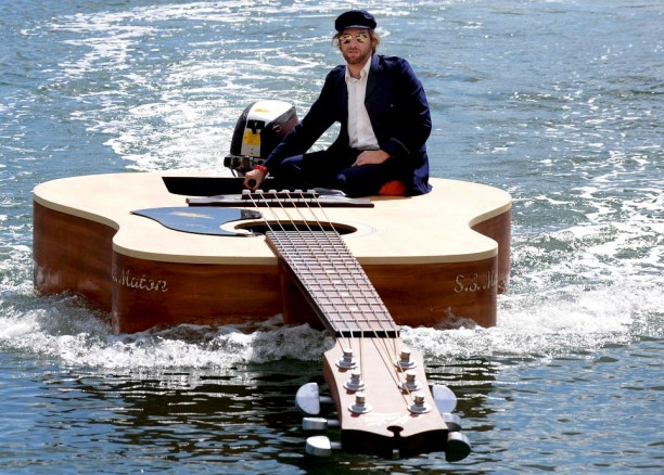 Cine si-a facut barca in forma de chitara?