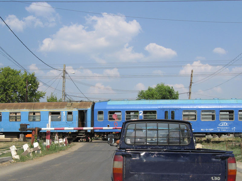 Intrebare de baraj: de ce exista bariere la trecerea peste calea ferata?