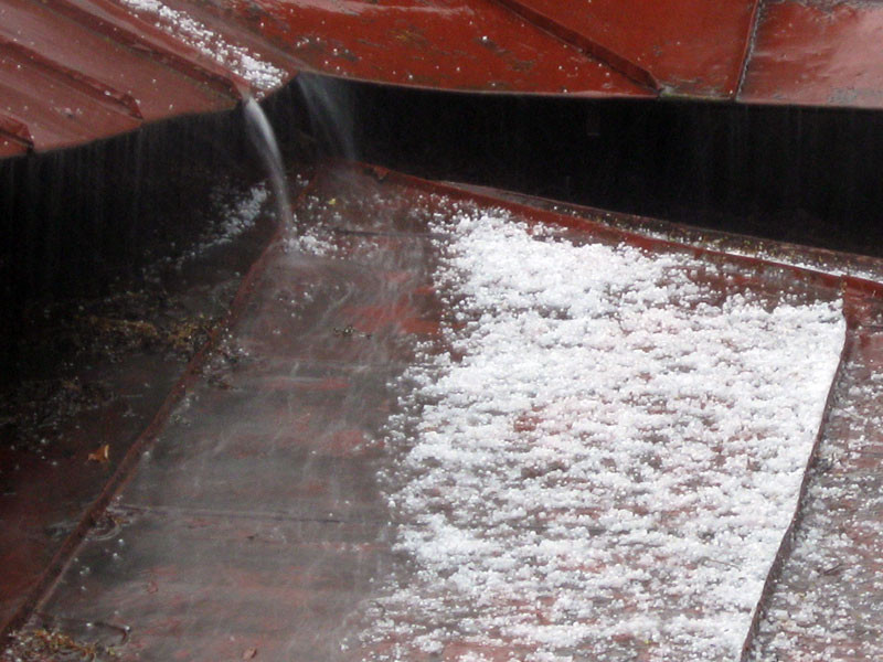 Cod galben: ploua afara, dar si in scoala!